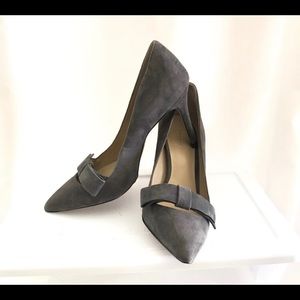 Ann tayler grey suede pumps